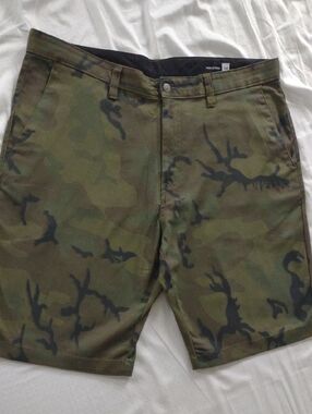 Volcom Men’s Camo Flat Front Stretch Shorts - Olive & Black